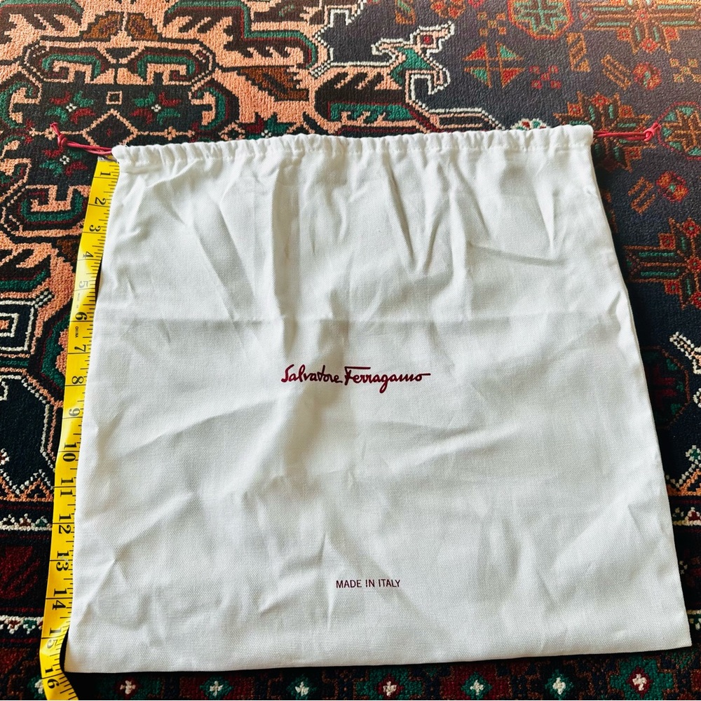 Ferragamo dust bag.

 new

-100% authentic

-measurements 16 x 16 inches